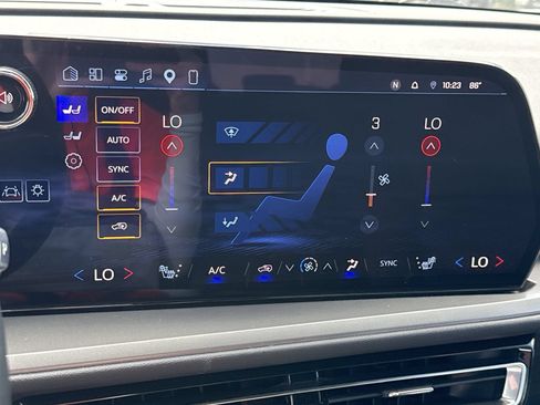 Used 2026 Chevrolet Traverse LT FWD image 16