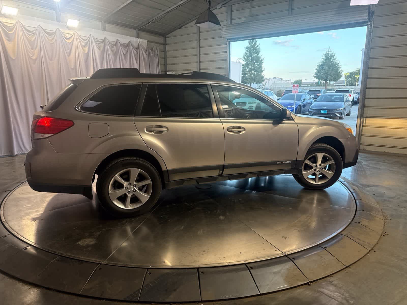 Used 2014 Subaru Outback 2.5i Limited w/ Moonroof Package AWD/4WD image 4