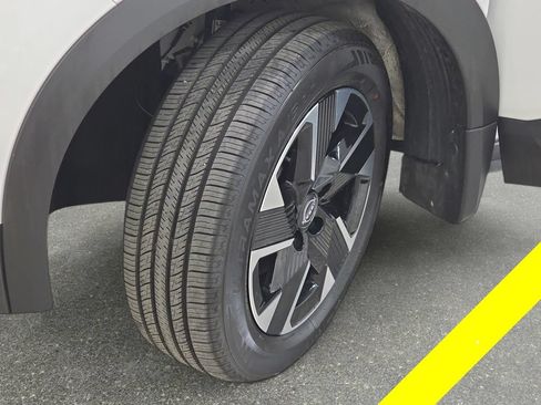 Used 2025 Nissan Kicks SV AWD/4WD image 30