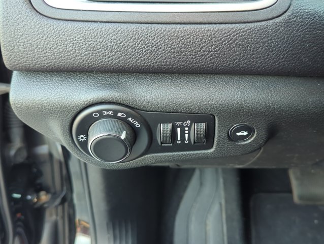 Used 2015 Chrysler 200 Limited w/ Convenience Group FWD image 10