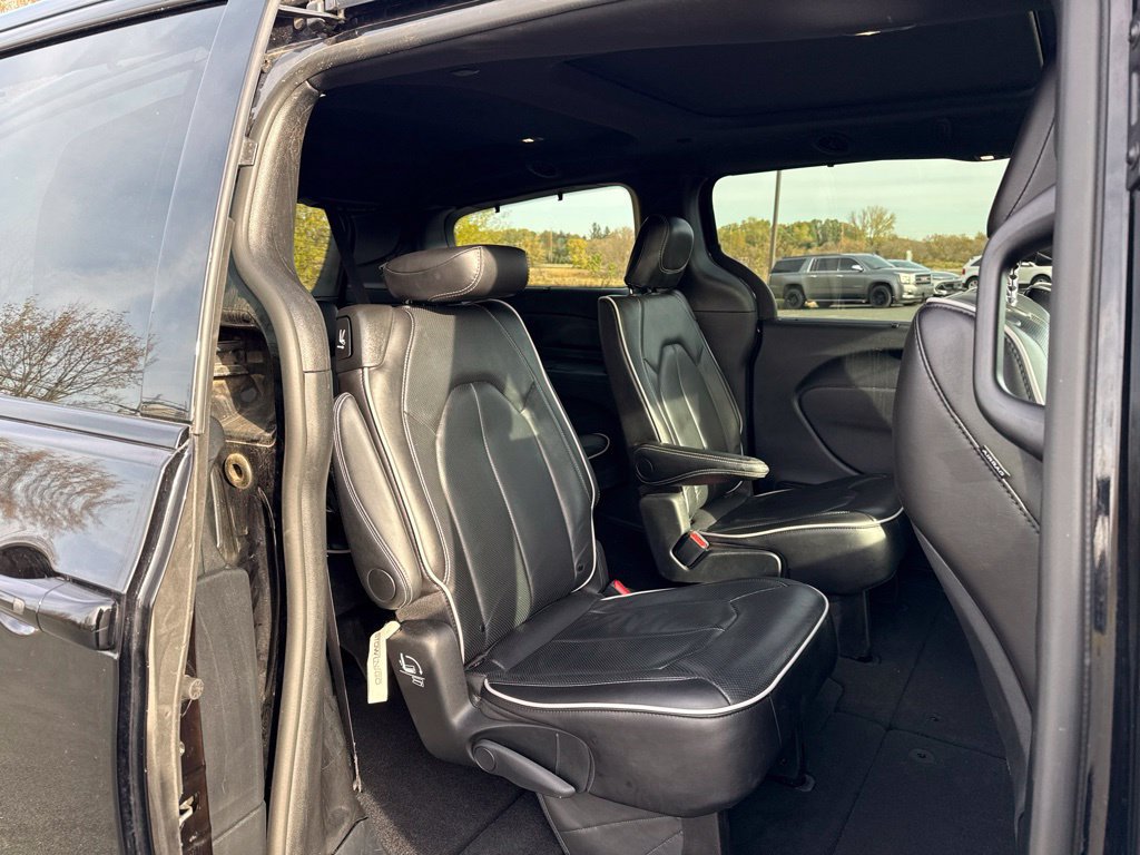 Used 2025 Chrysler Pacifica Limited FWD image 13