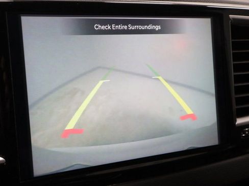 Used 2024 Chrysler Pacifica Touring-L image 3