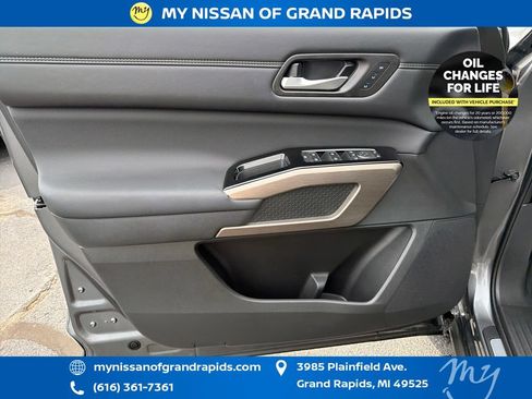 Used 2025 Nissan Pathfinder Platinum AWD/4WD image 11