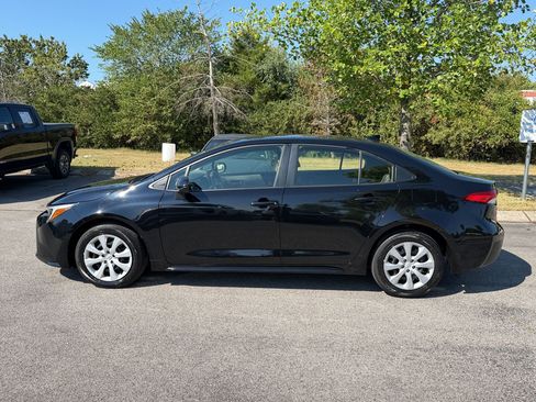 Used 2025 Toyota Corolla LE FWD image 2