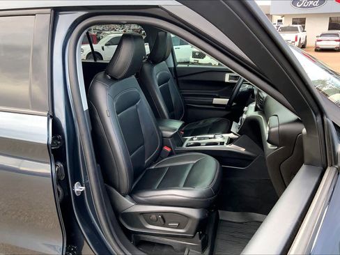 Certified 2022 Ford Explorer XLT w/ Equipment Group 202A image 8