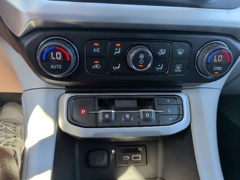 Certified 2023 GMC Acadia SLT image 24