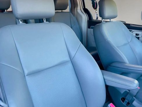 Used 2014 Volkswagen Routan SE FWD image 11