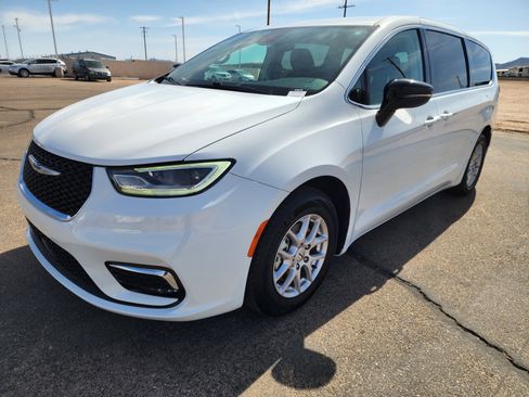 Used 2024 Chrysler Pacifica Touring-L FWD image 3