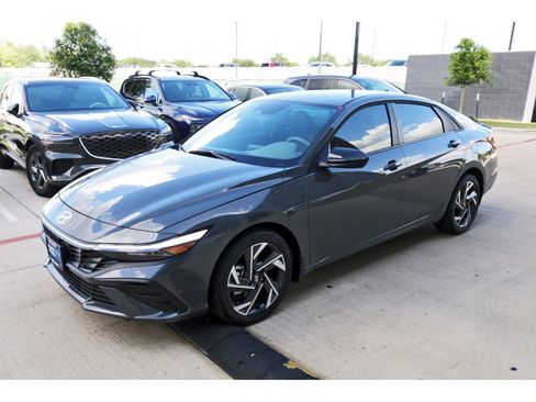 Certified 2025 Hyundai Elantra Sport FWD image 3