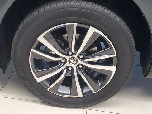 Used 2023 Toyota Venza LE image 4