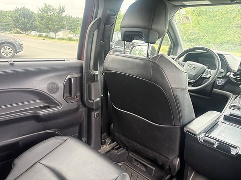 Used 2022 Toyota Sienna XSE FWD image 25
