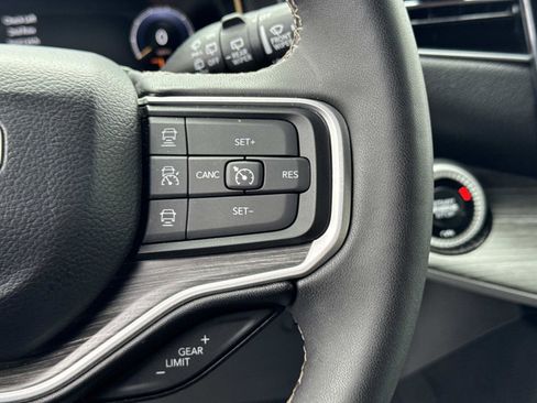 Used 2024 Jeep Wagoneer Series III image 8