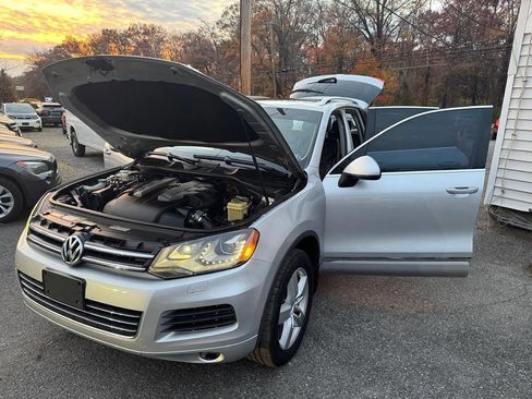 Used 2014 Volkswagen Touareg TDI image 9