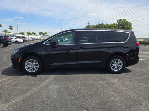 Used 2024 Chrysler Pacifica Touring-L FWD image 6