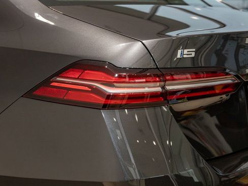 New 2026 BMW i5 eDrive40 w/ M Sport Package image 9