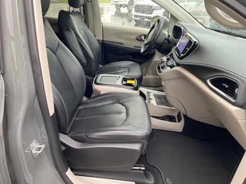 Used 2022 Chrysler Pacifica Touring-L image 26