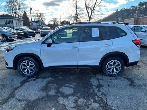 Used 2022 Subaru Forester Premium image 8