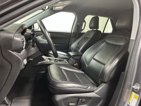 Used 2022 Ford Explorer XLT w/ Equipment Group 202A image 8