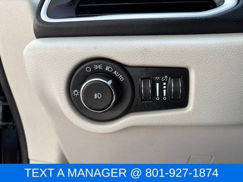 Used 2023 Chrysler Pacifica Touring-L FWD image 24