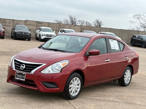Used 2019 Nissan Versa SV image 3