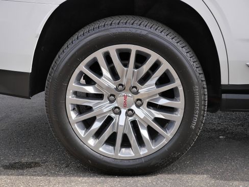 Used 2021 GMC Yukon Denali w/ Denali Premium Package image 11