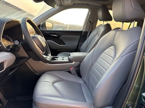 Used 2023 Toyota Highlander XLE FWD image 4