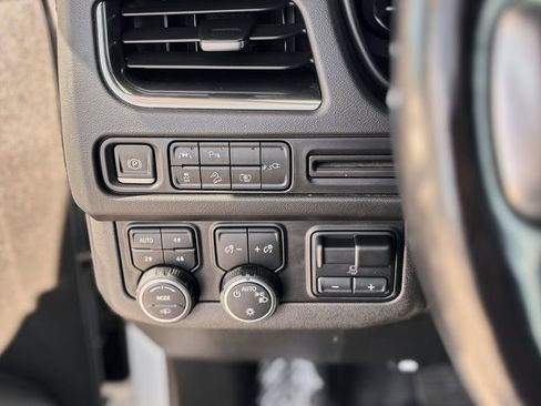 Used 2022 Chevrolet Suburban Z71 w/ Z71 Off-Road Package AWD/4WD image 17