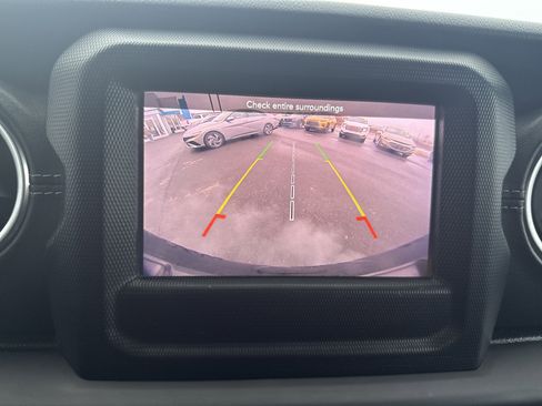 Used 2018 Jeep Wrangler Unlimited Sahara image 25