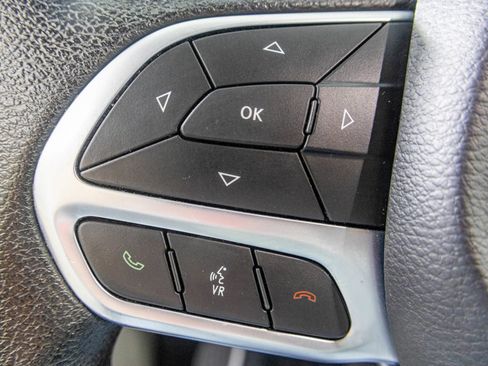 Used 2020 Chrysler Voyager LX image 29