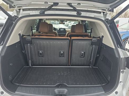 Used 2025 Nissan Pathfinder Platinum image 13