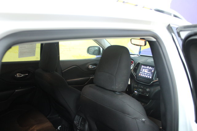 Used 2019 Jeep Cherokee Latitude w/ Cold Weather Group FWD image 10