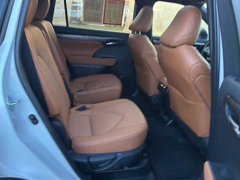 Certified 2024 Toyota Highlander Platinum AWD/4WD image 14