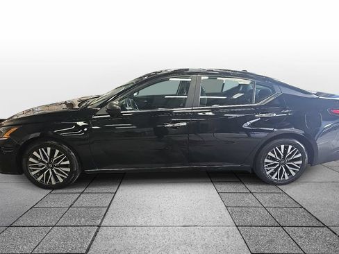 Used 2025 Nissan Altima 2.5 SV FWD image 8