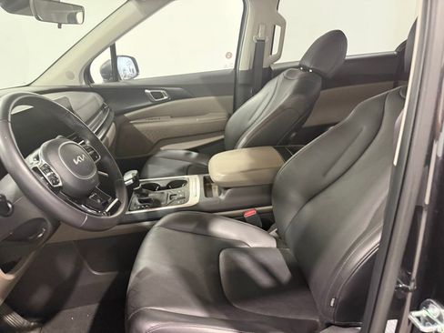 Used 2025 Kia Carnival FWD image 10