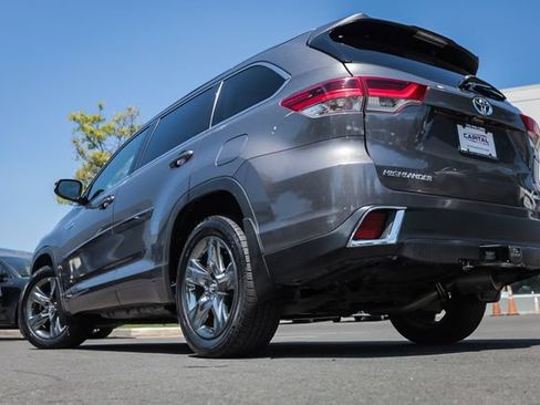 Used 2017 Toyota Highlander Limited Platinum AWD/4WD image 2