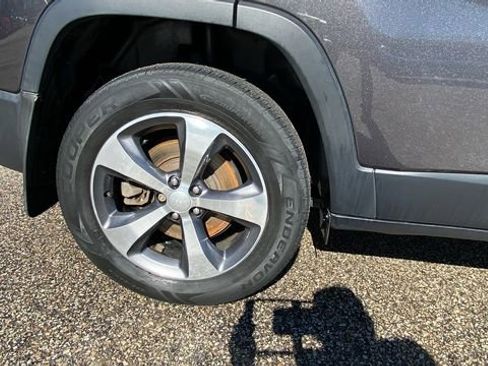 Used 2019 Jeep Cherokee Limited AWD/4WD image 11