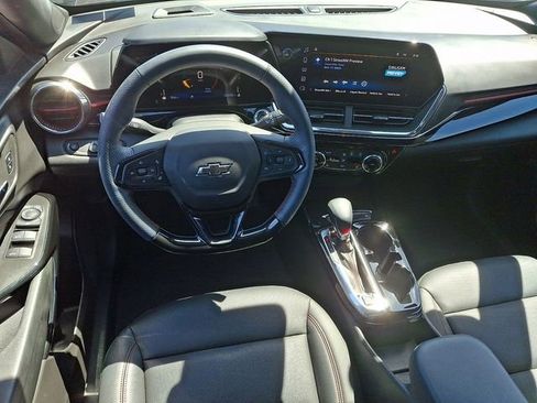 Used 2025 Chevrolet Trax RS w/ Driver Confidence Package FWD image 2