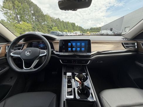 Used 2025 Volkswagen Atlas SE FWD image 7