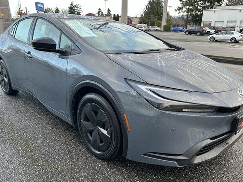 Certified 2025 Toyota Prius LE image 3