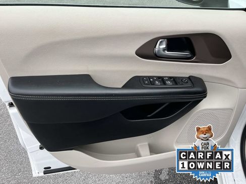 Used 2023 Chrysler Voyager LX image 23