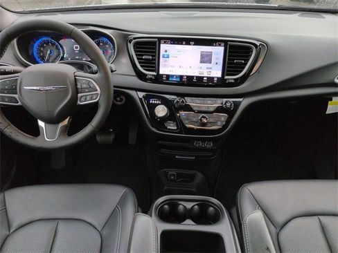 New 2025 Chrysler Voyager LX image 14