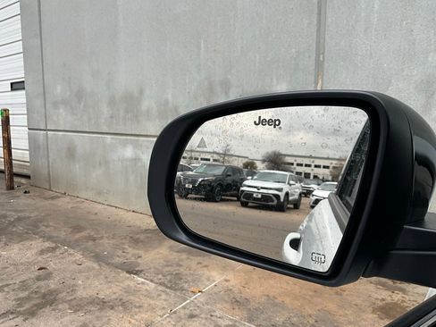 Used 2025 Jeep Compass Latitude image 18