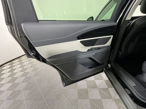 Used 2025 Lincoln Nautilus Premier AWD/4WD image 25