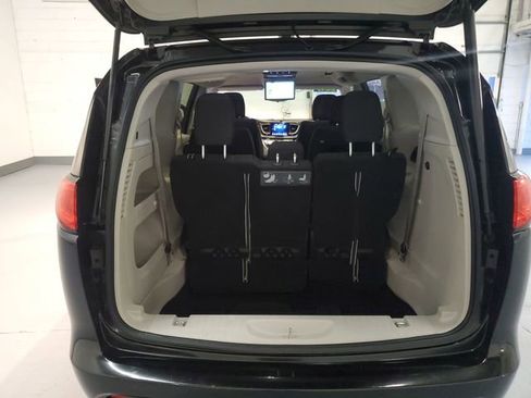 Used 2017 Chrysler Pacifica Touring FWD image 6
