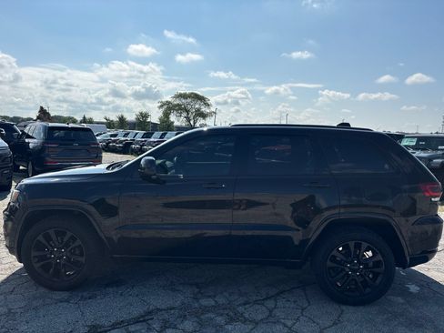 Used 2018 Jeep Grand Cherokee Altitude AWD/4WD image 9