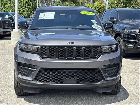 Used 2023 Jeep Grand Cherokee Altitude RWD image 6