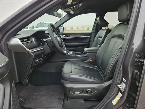 New 2026 Jeep Grand Cherokee Limited RWD image 9