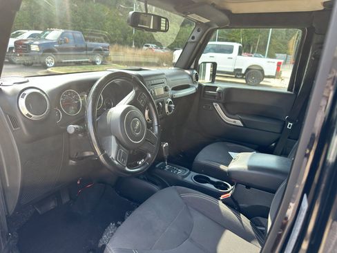 Used 2018 Jeep Wrangler Unlimited Sahara image 12