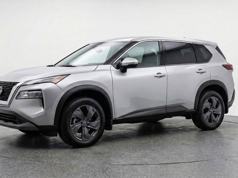 Used 2025 Nissan Rogue SV image 3