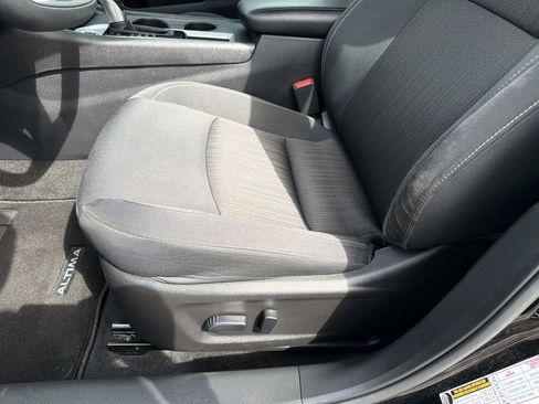 Used 2025 Nissan Altima 2.5 SV FWD image 17